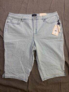 NWT NYDJ Women’s Light Blue & White Pinstripe Jean Shorts - Tailored Fit